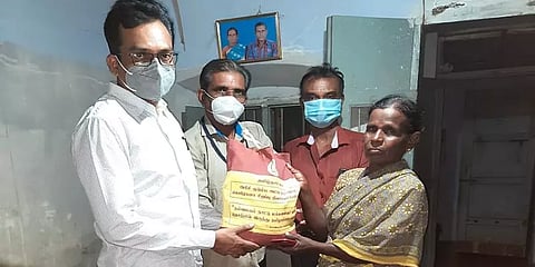 'புதிய தலைமுறை' செய்தி எதிரொலி: வீடு சென்று பாட்டிக்கு ரேஷன் பொருட்களை வழங்கிய அதிகாரிகள்