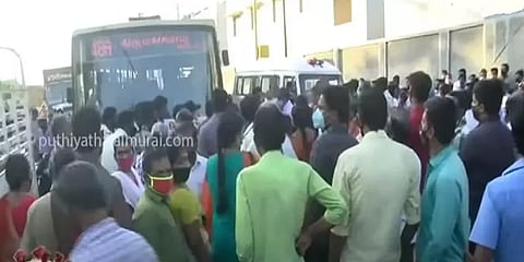 மதுரையில் கொரோனா தடுப்பூசி போட வந்தவர்கள் திடீர் சாலைமறியல்