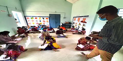 சத்தியமங்கலம்: பள்ளி பாடம் மறக்காமல் இருக்க டியூசன் எடுக்கும் பழங்குடியின தம்பதி