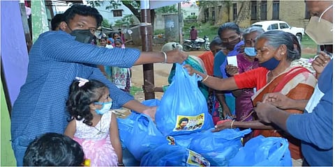 கர்நாடகா: கோலார் தமிழ் மக்களுக்கு அரிசி,மளிகைப்பொருட்கள் வழங்கிய விஜய் மக்கள் இயக்கத்தினர்