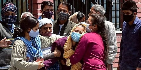 கொரோனா இறப்புகளுகளுக்கு இழப்பீடு வழங்கினால் மத்திய அரசுக்கு எவ்வளவு செலவாகும்?- ஒரு பார்வை