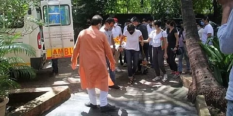 மரபுகளை உடைத்து கணவருக்கு இறுதி சடங்குகள் செய்த மந்திரா பேடி!