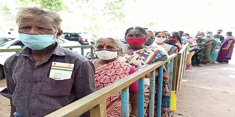 திருச்சி: காலை 6 மணிக்கே தடுப்பூசி போட்டுக்கொள்ள சாலையில் காத்திருந்த பொதுமக்கள்