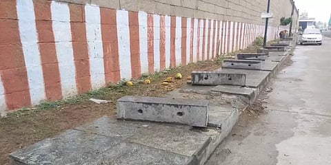 காஞ்சிபுரம்: அத்திவரதர் வைபவம் முடிந்து 2 ஆண்டுகளாகியும் சீர் செய்யப்படாத நடைபாதை