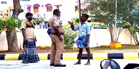 திருப்பூர்: போதையில் காவல் நிலையத்தில் ரகளை செய்த நபர் - வைரல் வீடியோ
