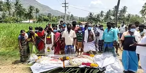 5 ஆண்டுகளாக தீராத வழித்தட பிரச்னை: சடலத்தை சாலையில் வைத்து போராட்டம் நடத்திய உறவினர்கள்