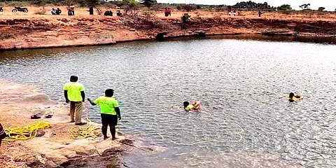 திருப்பூர்: விளையாடச் சென்ற அக்காள், தம்பி பாறைக்குழி நீரில் மூழ்கிய சோகம்