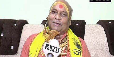 ரூ.5 லட்சம் செலவில் தங்கத்தில் மாஸ்க்: தங்க பாபாவை வியந்து பார்க்கும் கான்பூர் மக்கள்