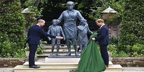 லண்டன் அரண்மனையில் இளவரசி டயானாவுக்கு சிலை