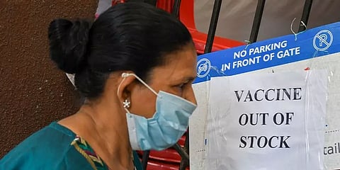 தனியார் மருத்துவமனைகளில் மீதமாகி வீணாகும் தடுப்பூசிகள்.... அரசு செய்ய வேண்டியது என்ன?