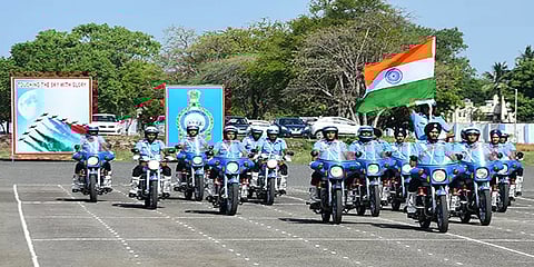 ஆவடி: விமானப்படை பயிற்சி நிறைவு அணிவகுப்பு; பார்வையாளர்களை கவர்ந்த சாகச நிகழ்ச்சி