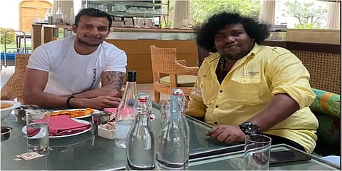 நடிகர் யோகிபாபுவை சந்தித்த நடராஜன்: முருகர் சிலையை பரிசளித்து நட்பு பாராட்டிய யோகிபாபு