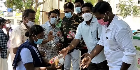 மயிலாடுதுறை: கொரோனா காலத்தில் ஏழை மக்களுக்கு உணவு வழங்கும் ஜேசிஐ சங்கத்தினர்