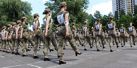 சர்ச்சை: ஹீல்ஸ் காலணியுடன் உக்ரைன் ராணுவ வீராங்கனைகள் அணிவகுப்பு