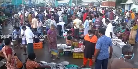 கடலூர்: மீன் வாங்க குவிந்த மக்கள்; கேள்விக்குறியான தனிமனித இடைவெளி