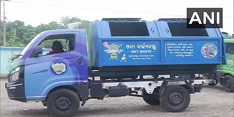 ஒடிசா: நகராட்சி குப்பை லாரி ஓட்டும் பொதுமுடக்கத்தால் வேலையிழந்த பள்ளி ஆசிரியை