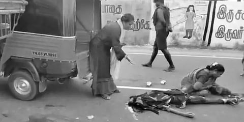 லாரி மீது மோதி ஆட்டோ விபத்து: தாயின் கண்முன்னே 12 வயது சிறுவன் உயிரிழந்த பரிதாபம்!