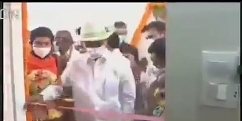 கத்திரிகோல் வழங்க தாமதமானதால்டென்ஷன்; ரிப்பனை கிழித்தெறிந்த தெலங்கானா முதல்வர்