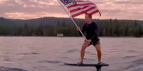 அமெரிக்க தேசியக் கொடியுடன் நீர் சறுக்கு செய்த மார்க் ஜூக்கர்பெர்க் - வீடியோ