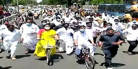 பெட்ரோல், டீசல் விலை உயர்வுக்கு கண்டனம்: சைக்கிள் ஓட்டி ஆர்ப்பாட்டத்தில் ஈடுபட்ட பிரேமலதா