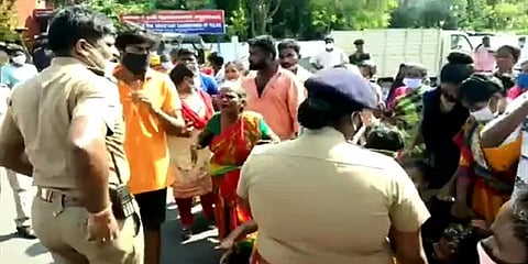 சென்னை: பெண்ணின் மரணத்தில் சந்தேகம் இருப்பதாக கூறி உறவினர்கள் சாலைமறியல்