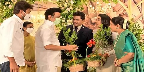 சரண்யா பொன்வண்ணன் மகள் திருமணம்: மரக்கன்றுகளை பரிசளித்து வாழ்த்திய முதல்வர்