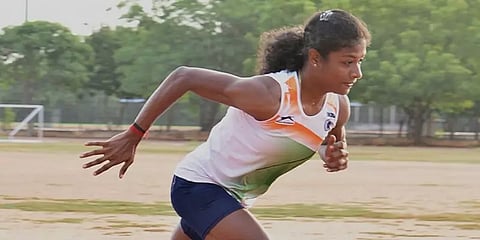 "அன்று காலில் ஷூ இல்லாமல் ஓடினேன்..." - தமிழ்நாட்டின் தடகள வீராங்கனை ரேவதியின் சாதனை பயணம்