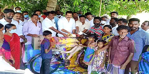 மகனின் சைக்கிளை உழவுக்கு பயன்படுத்திய விவசாயி: சைக்கிளும் நிவாரணமும் வழங்கிய நிதி அமைச்சர்