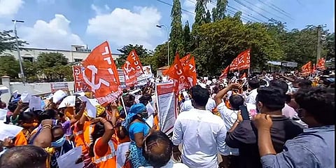 சென்னை: பல்வேறு கோரிக்கைகளை வலியுறுத்தி தூய்மைப் பணியாளர்கள் ஆர்ப்பாட்டம்