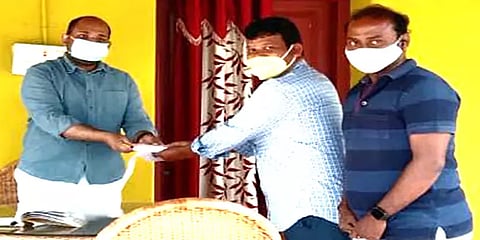 சத்தியமங்கலம்: ஆய்வுக்கு வந்த ஆட்சியரிடம் நிவாரண நிதி வழங்கிய கிராம நிர்வாக அலுவலர்