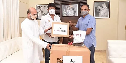 உதயநிதியிடம் 300 வென்டிலேட்டர்கள், 18 லட்சம் மாஸ்குகளை வழங்கிய ஈஷா அறக்கட்டளை