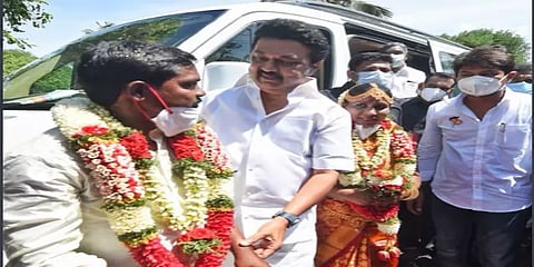 சாலையில் மணக்கோலத்தில் நின்ற மணமக்கள்: காரை நிறுத்திவிட்டு வாழ்த்திய முதல்வர்