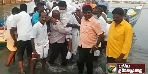 அமைச்சர் அனிதா ராதாகிருஷ்ணனை படகிலிருந்து இடுப்பில் தூக்கிச் சென்று கரை சேர்த்த மீனவர்