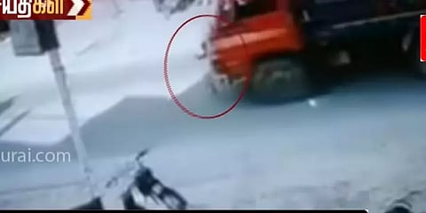 வேலூர்: மினி லாரியின் அடியில் சிக்கி உயிர்பிழைத்த சிறுவன்-வீடியோ