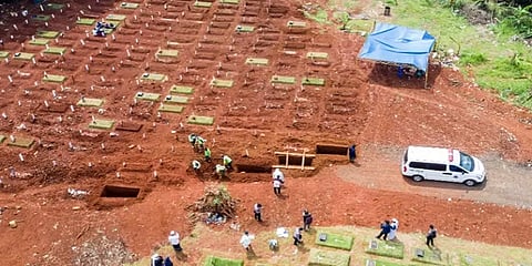 இந்தோனேஷியாவில் கொரோனா 2ஆம் அலை தாக்கம்: இரவு பகலாக கல்லறைகளை அமைக்கும் பணி தீவிரம்