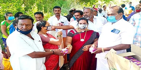 100 ஆண்டுகளாக சாலை இல்லாத மலை கிராமத்திற்கு புதிய சாலை: இனிப்பு வழங்கிய மக்கள்