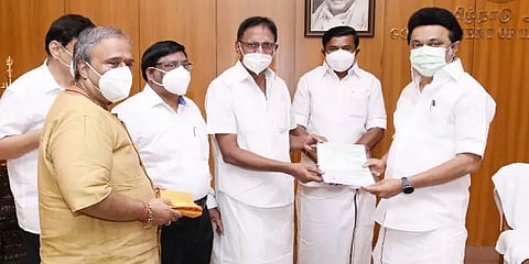 கொரோனா நிவாரண நிதி: ரூ.50 லட்சம் வழங்கிய தமிழ்நாடு திரையரங்கு உரிமையாளர் சங்கத்தினர்