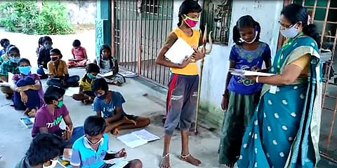 இணைய வசதி கிடைக்காத மாணவர்களுக்காக கிராமத்துக்கே நேரில் சென்று வகுப்பெடுக்கும் ஆசிரியர்