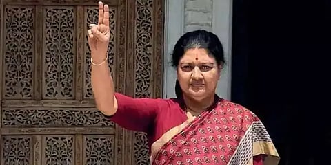 "அதிமுக பொதுச் செயலாளராக சசிகலா பொறுப்பேற்க வேண்டும்"- மாவட்ட அதிமுக கூட்டத்தில் தீர்மானம்