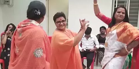 ‘எழுந்து நடக்கவே முடியவில்லை’; ஆனால் திருமண விழாவில் குத்தாட்டம்- சர்ச்சையில் பிரக்யா சிங்