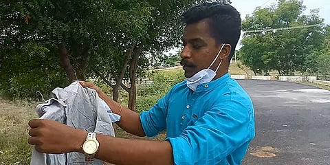 ஆன்லைனில் ஆர்டர் செய்தவருக்கு கிழிந்த, சாயம் போன சட்டையை தந்த நிறுவனம்: நூதன மோசடி