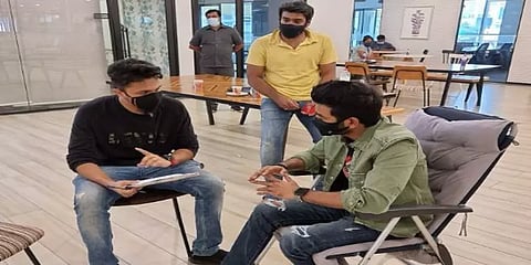 கார்த்திக் நரேனுடன் தனுஷ்: ஹைதராபாத்தில் இறுதிக்கட்டப் படப்பிடிப்பில் ‘டி43’