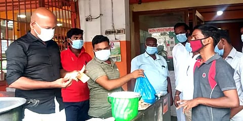 பழைய கிழிந்த ரூபாய் நோட்டுக்கு ஆம்பூர் பிரியாணி: கிழிந்த நோட்டுடன் குவிந்த மக்கள்