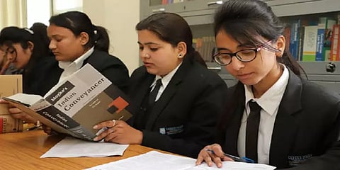 தகுதிகள் முதல் வேலை வாய்ப்புகள் வரை - சட்டப் படிப்புகள் A to Z வழிகாட்டுதல்