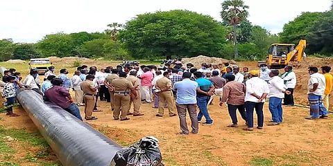 ஓசூர்:விளைநிலங்களில் பைப்லைன் அமைக்க வந்த கெயில் நிறுவன ஊழியர்களை முற்றுகையிட்டு போராட்டம்