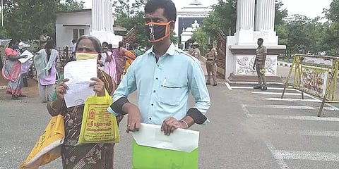 திருச்சி: மாற்றுத்திறனாளி மகனுக்காக 12 ஆண்டுகளாக மனு அளிக்கும் தாய்-இனியாவது உதவுமா அரசு?