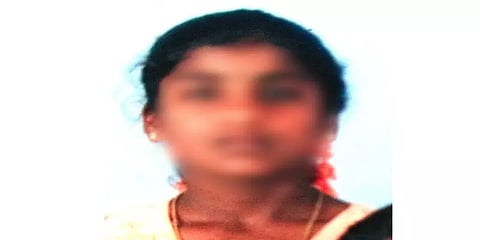 கோவை: செல்போனில் பேசியபடி இருந்ததாக மகளின் தலையில் கல்லை போட்டு கொன்ற தாய்