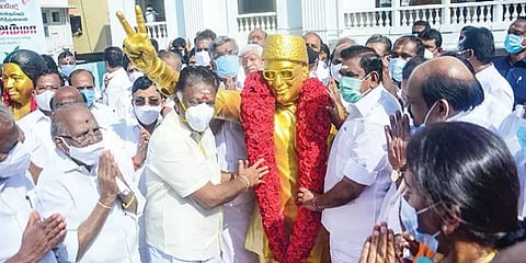 கொங்குநாடு சர்ச்சை: அதிமுகவின் முக்கிய தலைவர்கள் எதிர்கொள்ள தயங்குவது ஏன்? - ஒரு பார்வை