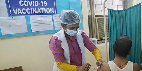 தடுப்பூசி போடுபவர்கள் எண்ணிக்கையில் தொடரும் சரிவு; என்னதான் பிரச்னை? தவறு எங்கே நடக்கிறது?