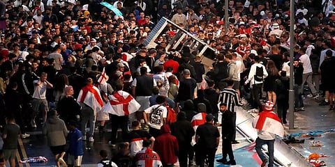 இங்கிலாந்து கால்பந்து வீரர்கள் மீது இனவெறி விமர்சனம்: குவியும் கண்டனங்கள்